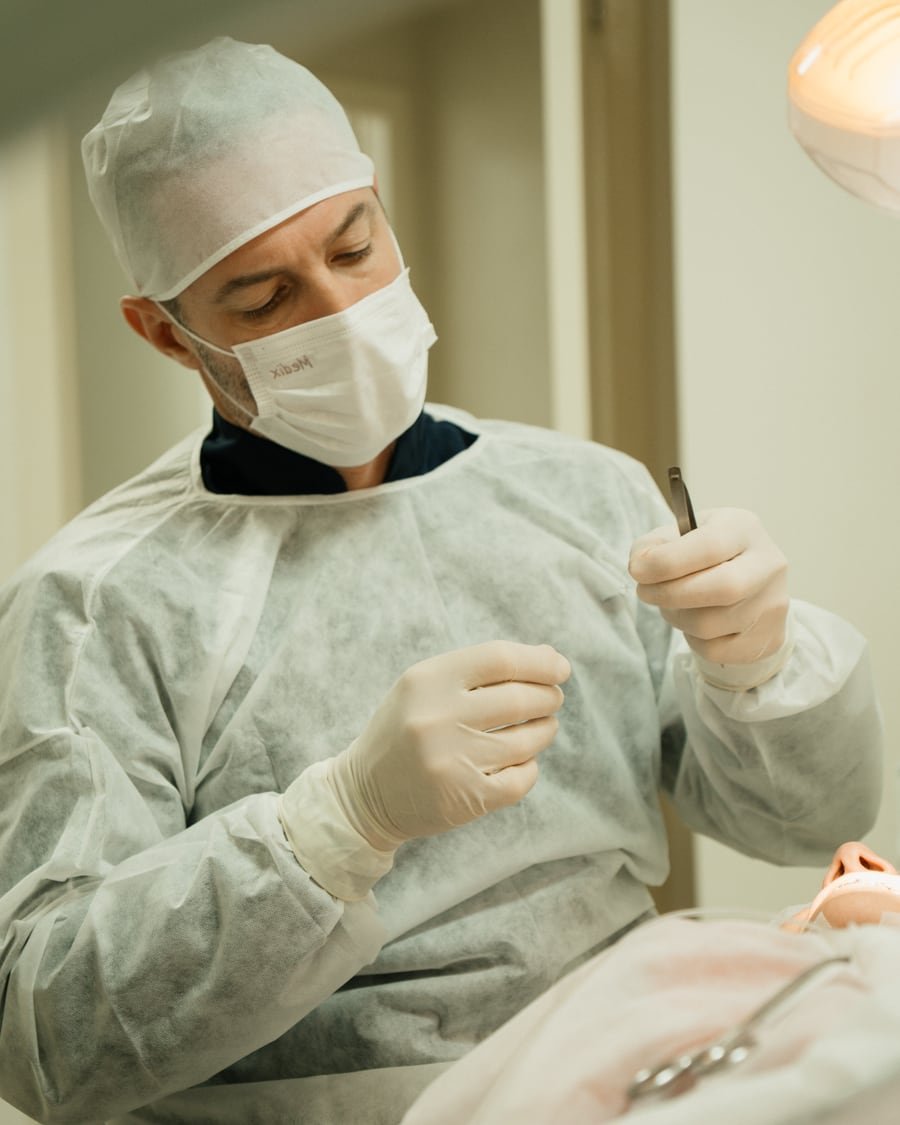 Dr. Álvaro Volpato em atendimento na clínica